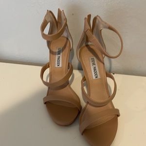 Steve Madden dress shoes. Size 6. Camel color. Good condition